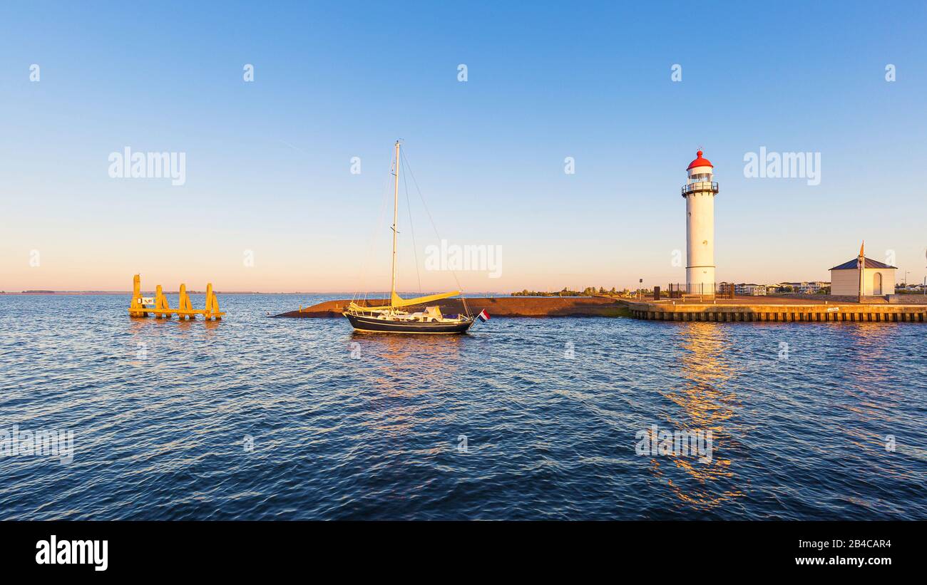 Le phare de la Dutch village Hellevoetsluis dans la province de Hollande du Sud au lever du soleil sur une chaude journée d'été. Banque D'Images