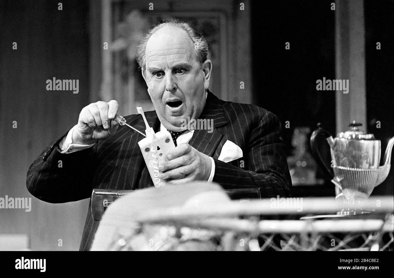 Comment L'AUTRE MOITIÉ AIME par Alan Ayckbourn design: Alan Tagg éclairage: John B. Lire réalisateur: Robin Midgley Robert Morley (Frank Foster) Lyric Theatre, Londres W1 05/08/1970 Banque D'Images