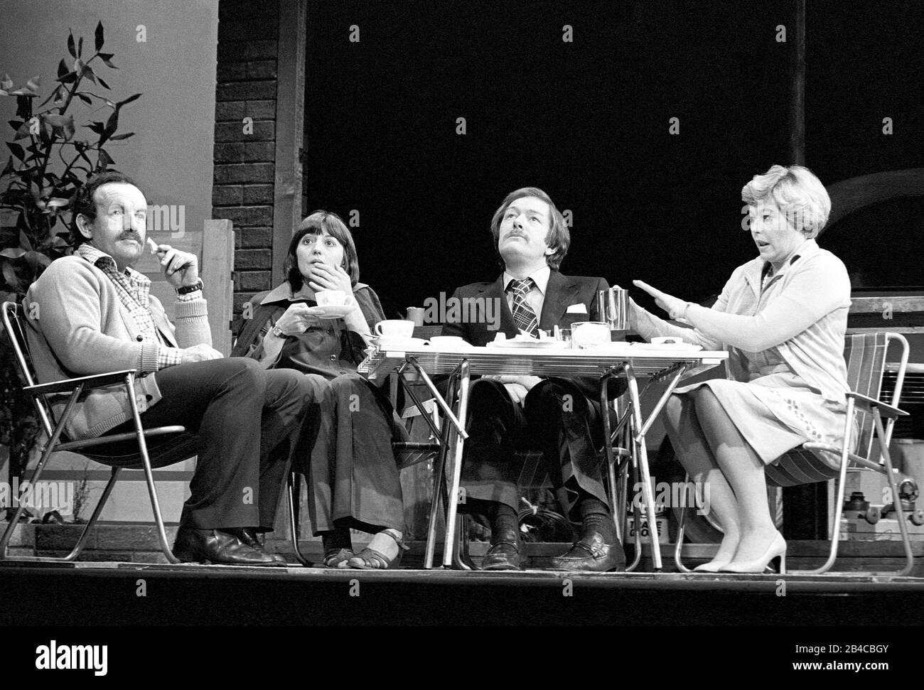 Juste ENTRE NOUS par Alan Ayckbourn design: Patrick Robertson réalisateur Alan Strachan l-r: Colin Blakely (Dennis), Stephanie Turner (Pam), Michael Gambon (Neil), Rosemary Leach (Vera) Queen's Theatre, Londres W 1 20/04/1977 Banque D'Images