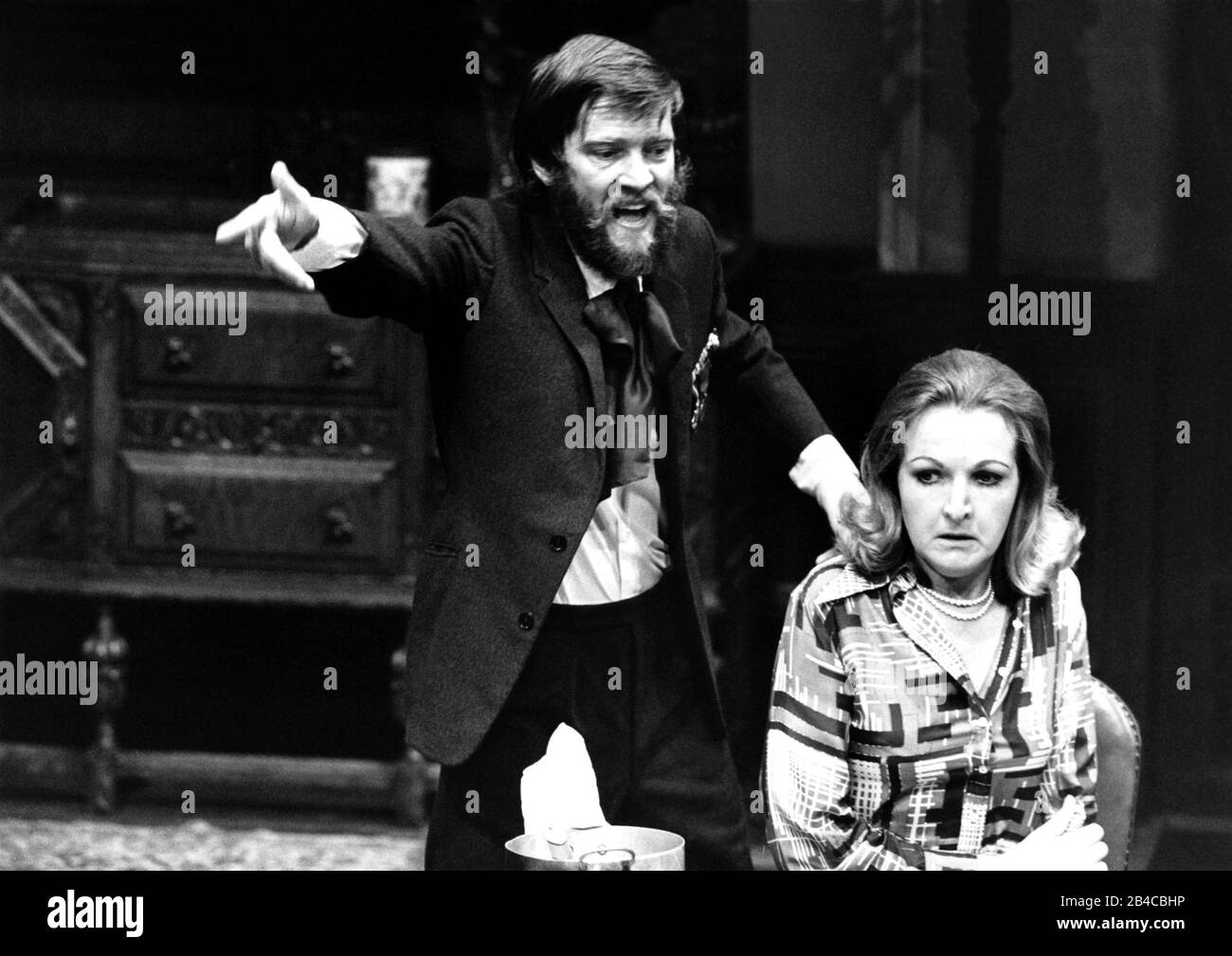 Les CONQUÊTES NORMANDES - MANIÈRES DE TABLE écrites et dirigées par Alan Ayckbourn design: Alan Pickford éclairage: Nick Chelton Tom Courtenay (Norman), Penelope Keith (Sarah Globe Theatre, Londres 1 01/08/1974 Banque D'Images