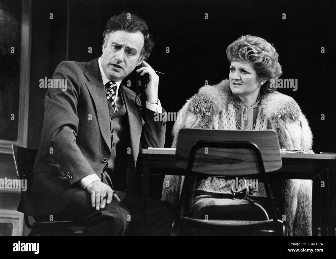 Table des dix FOIS écrite et dirigée par Alan Ayckbourn design: Patrick Robertson éclairage: Leonard Tucker Paul Eddington (Ray), Julia McKenzie (Helen) Globe Theatre, Londres W1 05/04/1978 Banque D'Images
