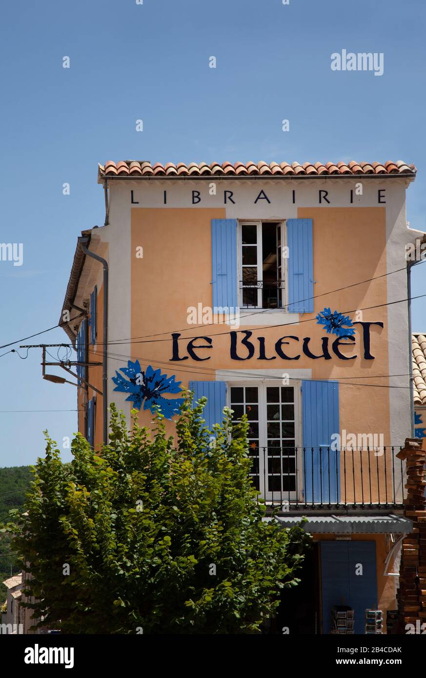 Destination estivale pittoresque à l'architecture traditionnelle en Provence, au sud de la France Banque D'Images