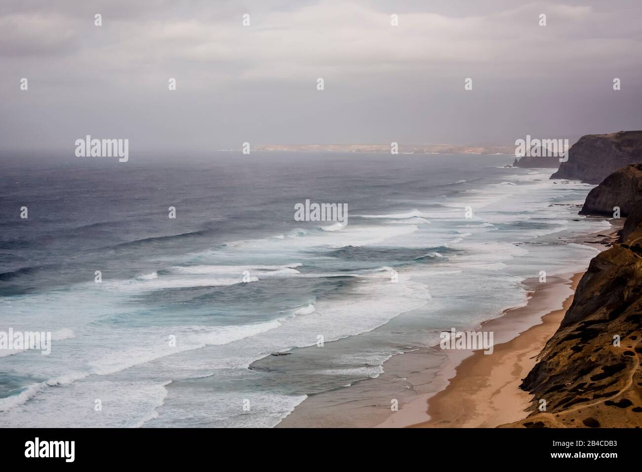Vue panoramique sur les falaises de la côte ouest sauvage du Portugal Banque D'Images