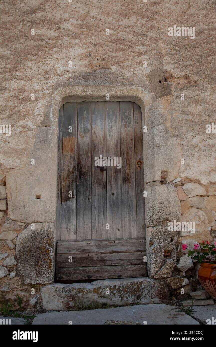 Destination estivale pittoresque avec une ancienne porte en bois dans la maison historique de Provence Village, au sud de la France Banque D'Images