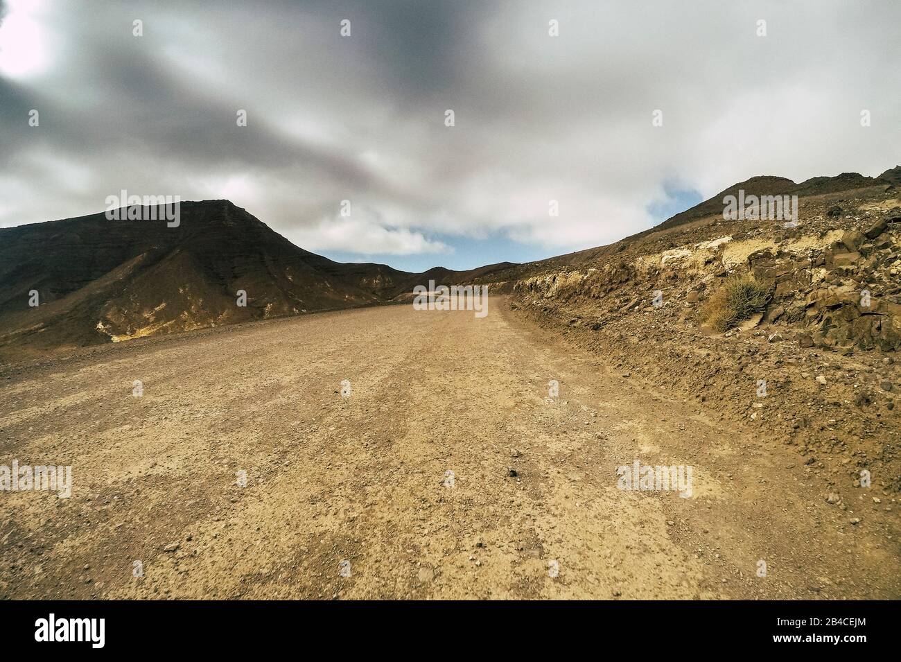 Off road country way à la montagne - Ciel de façon spectaculaire à l'horizon - Notion d'aventure et de voyage - autre lieu de travail et de vacances pour les personnes nomades Banque D'Images