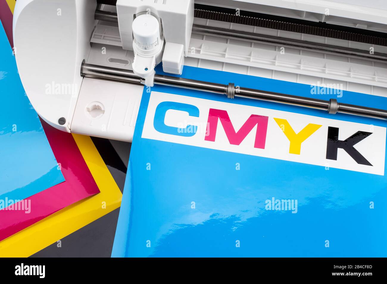 Production fabriquer un autocollant CMYK avec machine à découper le traceur  sur film vinyle bleu cyan Publicité Industrie bricolage design sur le  concept de fond Photo Stock - Alamy