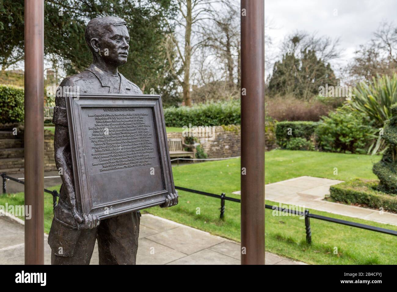 Un mémorial pour les 18 militaires de Guildford qui ont perdu la vie dans le service militaire depuis la Seconde Guerre mondiale. Parc du château, Guildford, Surrey. Banque D'Images