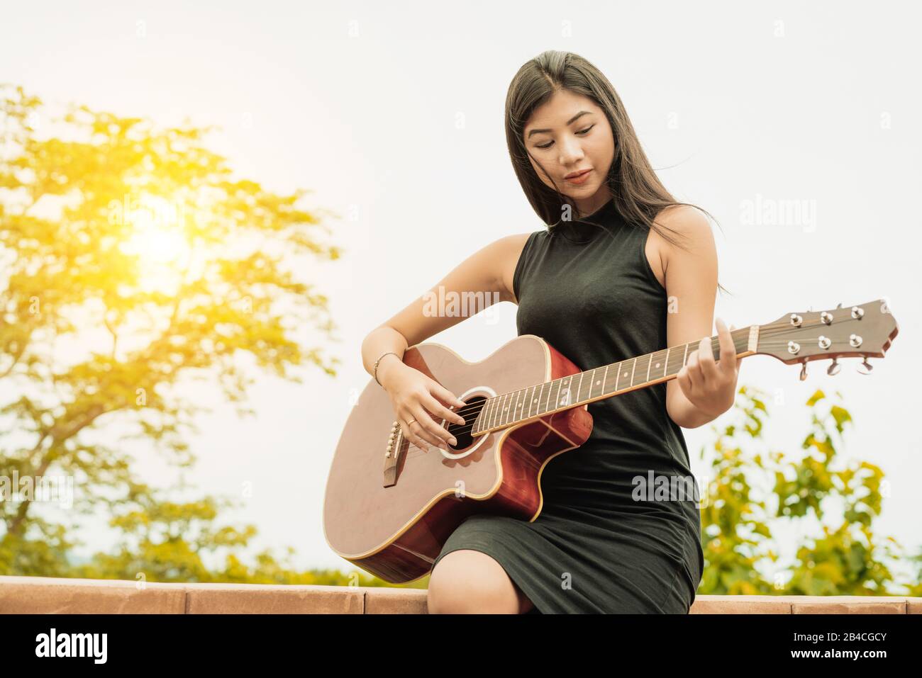 Happy woman joue de la guitare avec la nature. La musique de relaxation et  de concept Photo Stock - Alamy