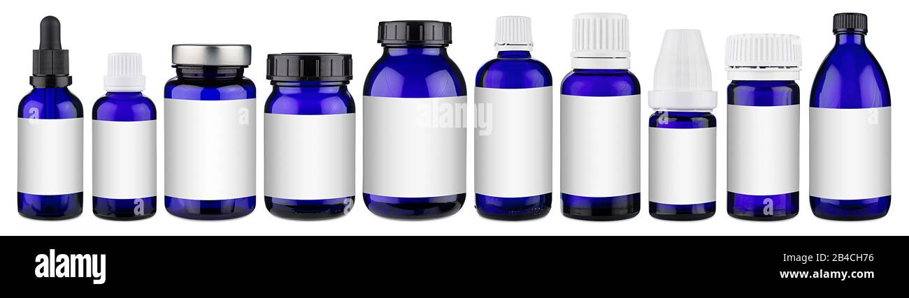 Définir la ligne de collecte de divers flacons compte-gouttes de pipette en verre à médicament bleu avec modèle de conception d'étiquette vide de copyspace sans isolation sur pano blanc Banque D'Images