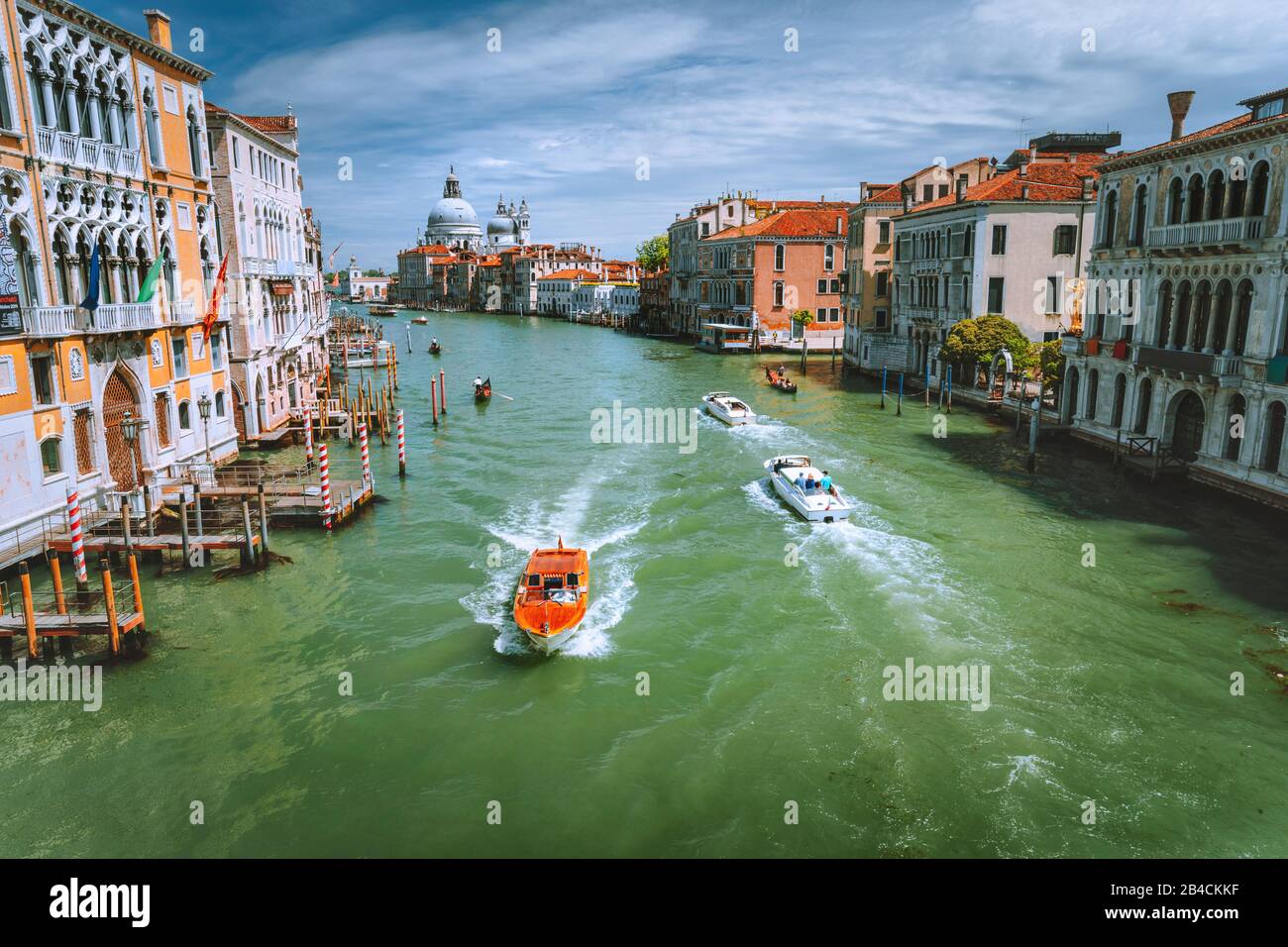 Des bateaux de tourisme de plaisir sur Grand Canal et basilique Santa Maria della Salute, Venise, Italie. Banque D'Images
