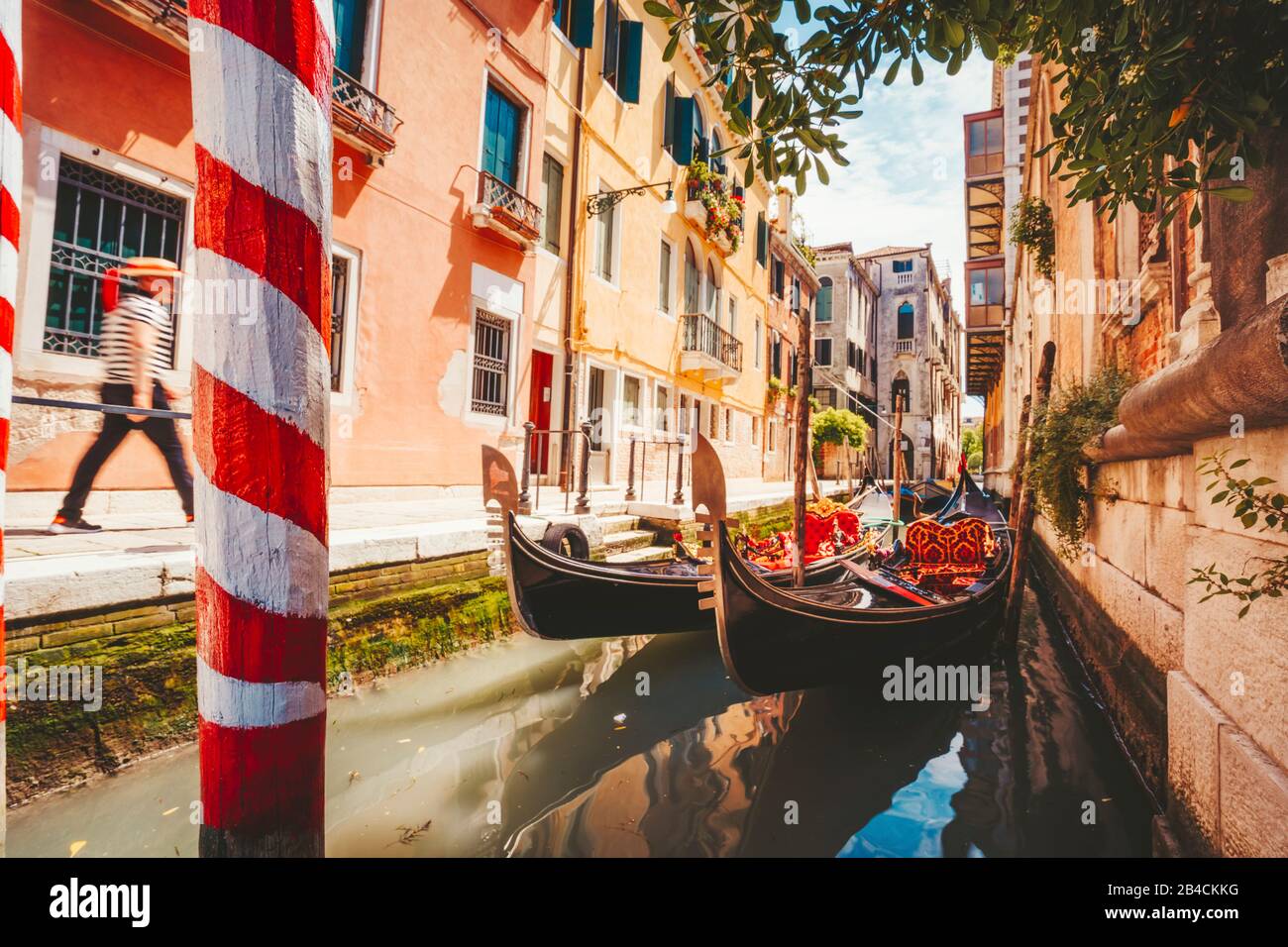 Bateau gondoles flottant dans l'étroit canal de Venise sur la ville belle journée ensoleillée. L'Italie. L'Europe. Banque D'Images
