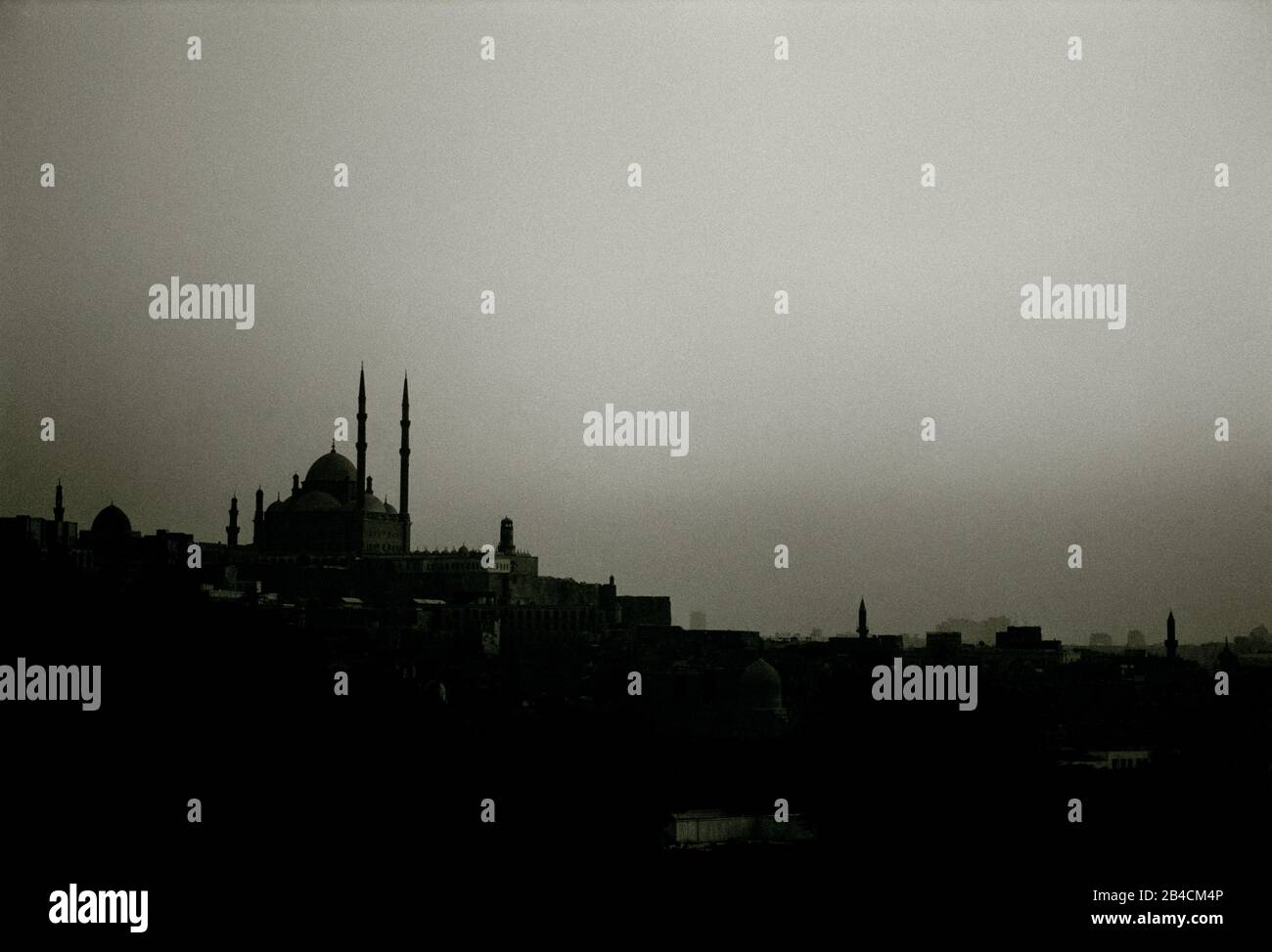 Photographie en noir et blanc - vue sur le paysage urbain sur les quartiers islamiques à la Citadelle de la ville du Caire en Egypte en Afrique du Nord Moyen-Orient Banque D'Images