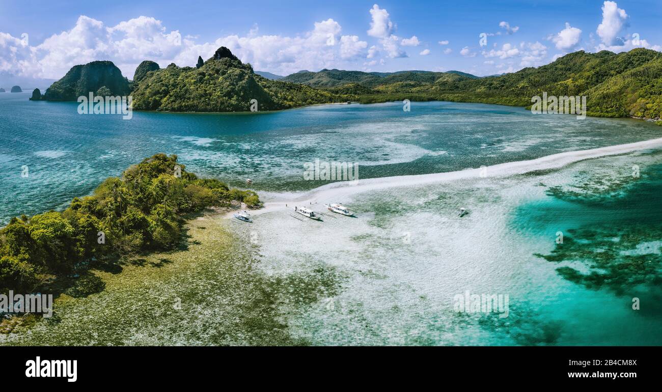 Vue aérienne du sandbar avec eaux turquoise peu profondes sur l'île tropicale Vigan Snake. Visite en excursion touristique dans le Parc De La Réserve marine d'El Nido, Philippines. Banque D'Images