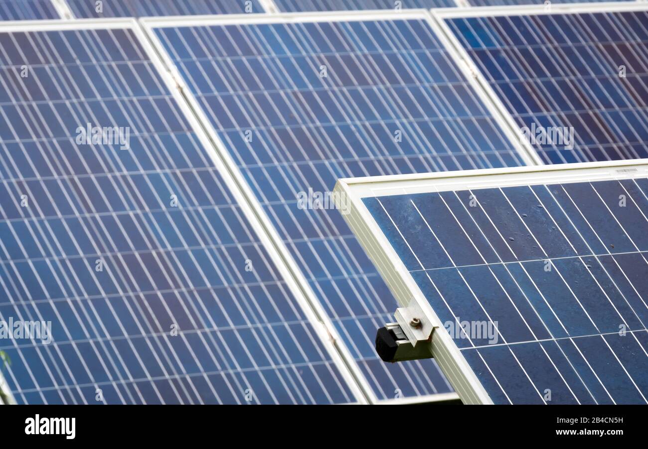 Panneaux d'énergie solaire. Détail plein format d'une ferme solaire contemporaine avec mise au point sur le panneau de premier plan. Banque D'Images