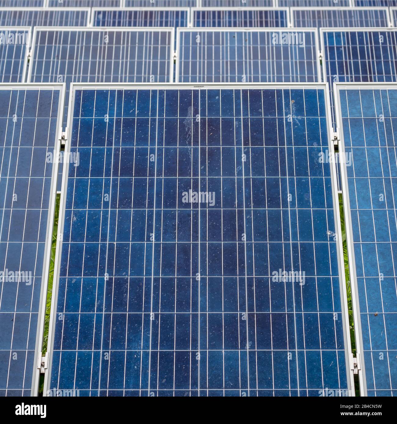 Panneaux d'énergie solaire. Détail plein format des panneaux dans une installation de ferme solaire durable et renouvelable. Banque D'Images