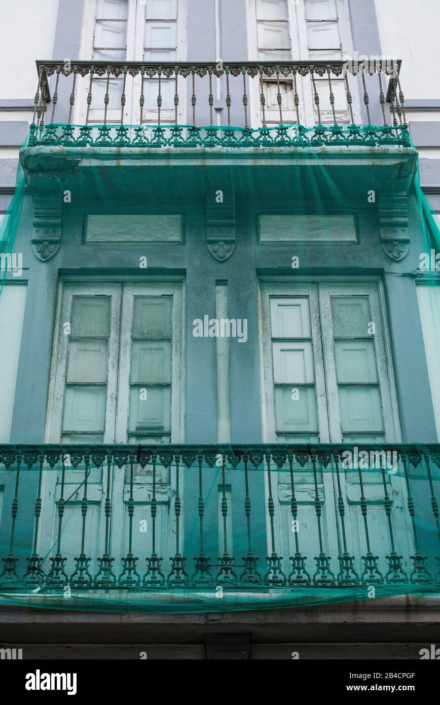 Espagne, Canaries, Gran Canaria Island, Las Palmas de Gran Canaria, quartier Vegueta, bâtiment avec un filet vert Banque D'Images