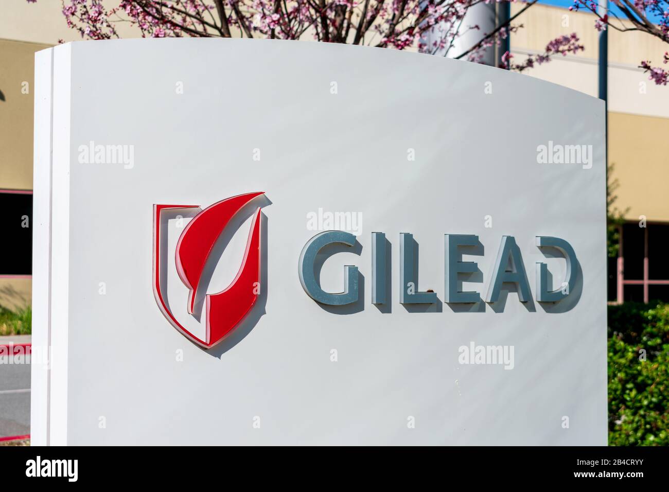 Signe Gilead au siège. Gilead Sciences a annoncé des plans pour tester un traitement pour COVID-19, maladie causée par une éclosion croissante de coronavirus Banque D'Images