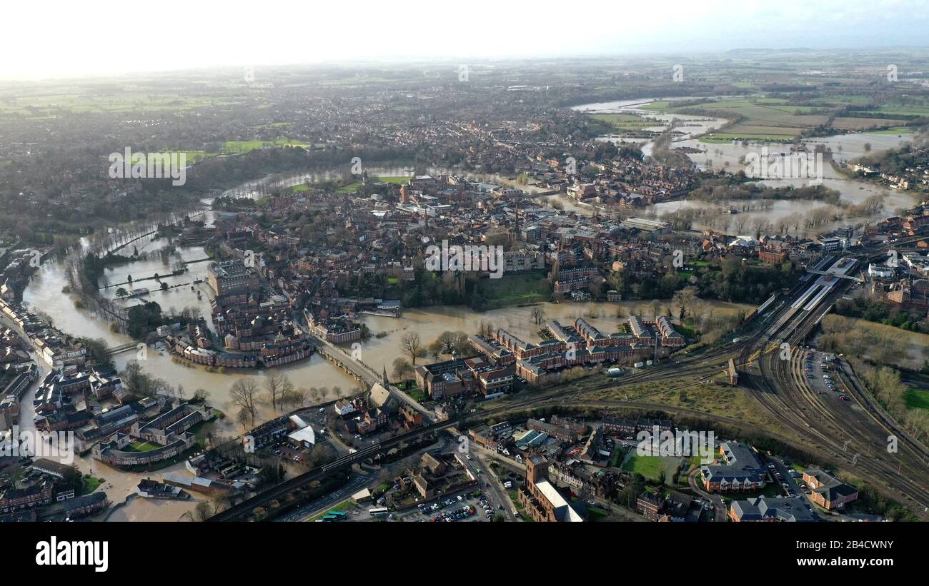 Rivière Severn en inondation autour du pont anglais Shrewsbury Shropshire Les appartements modernes sont construits sur le site du vieux football gay Meadow Banque D'Images