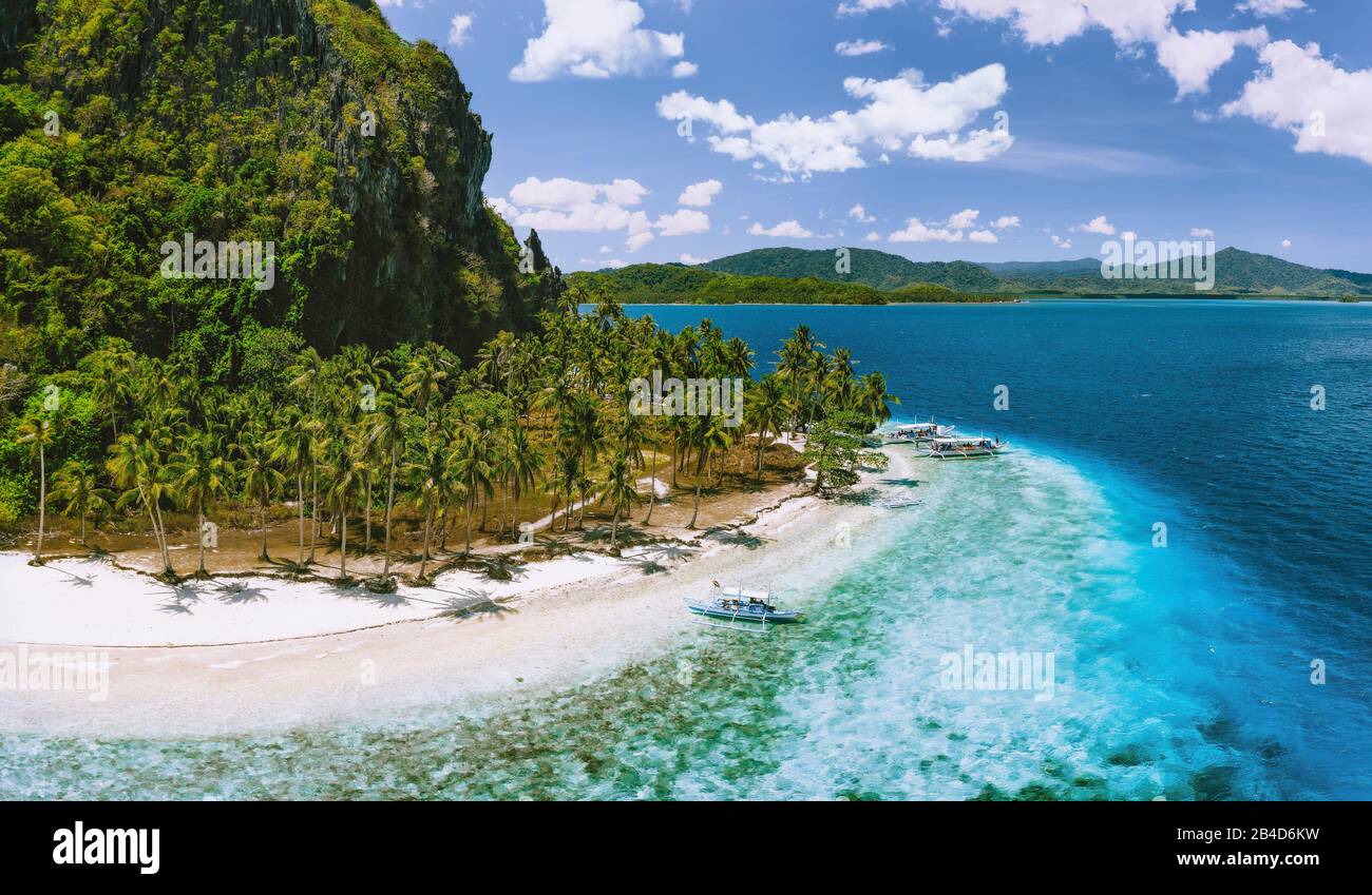 Île de Pinagbuyutan, El Nido, Palawan, Philippines, vue aérienne de la plage de sable tropical avec des cocotiers et de l'eau bleu turquoise Banque D'Images