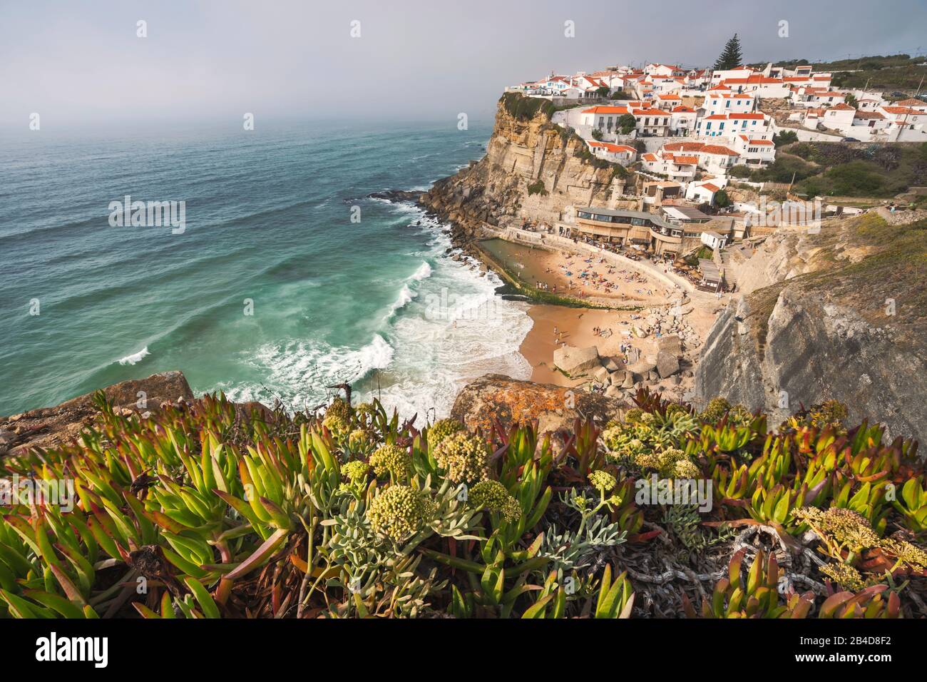 Sintra, Lisbonne, Portugal. Azenhas do Mar village blanc site touristique sur la falaise et les vagues de l'océan Atlantique. Banque D'Images