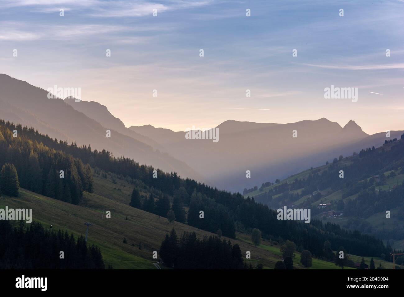 Autriche, Saalbach-Hinterglemm, vue de Saalbach (Ronach) vers l'ouest. Banque D'Images