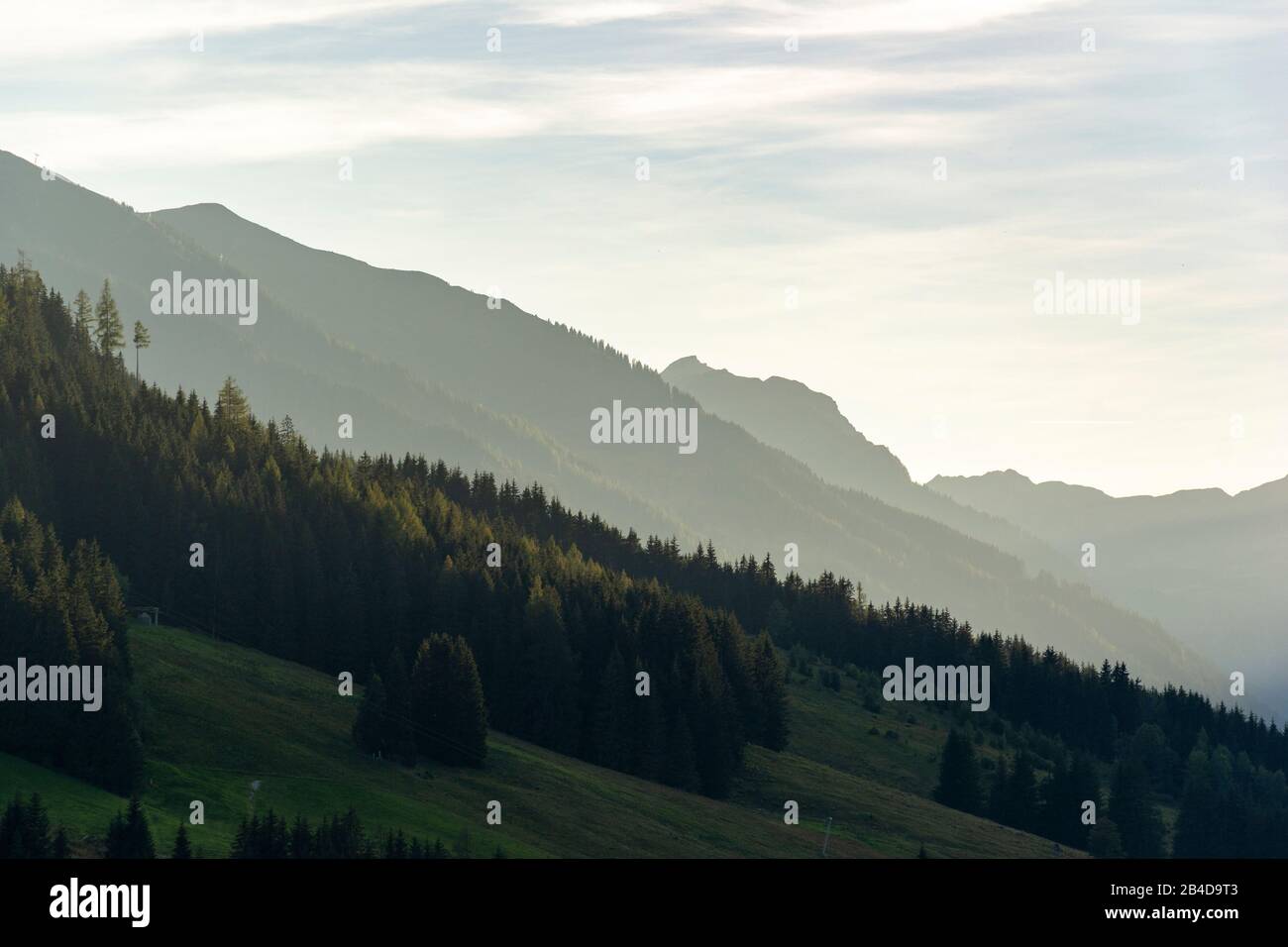 Autriche, Saalbach-Hinterglemm, vue de Saalbach (Ronach) vers l'ouest. Banque D'Images