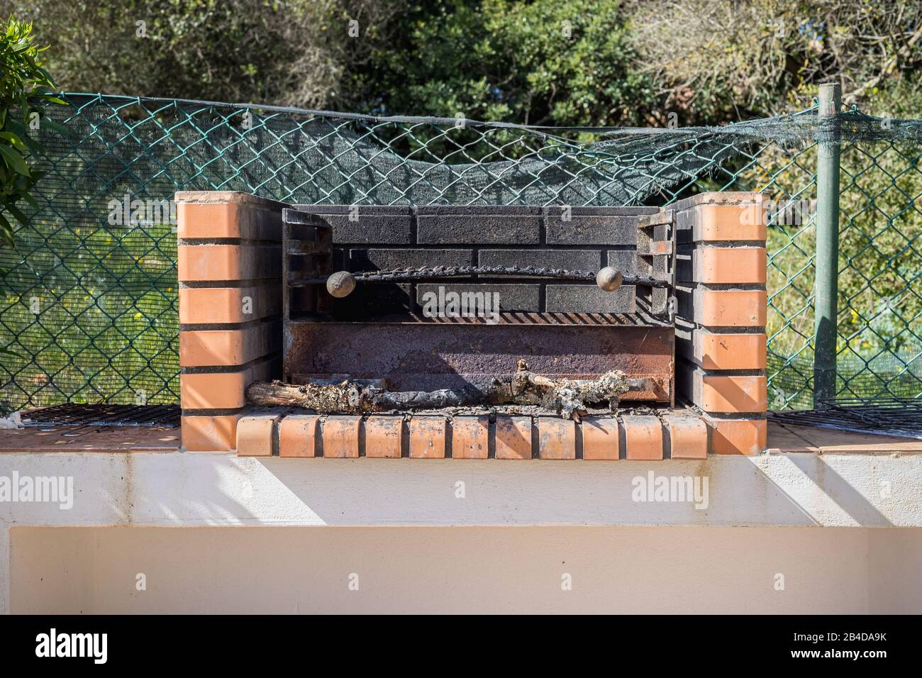 Barbecue au charbon de bois en brique rouge dans un jardin au Portugal  Photo Stock - Alamy