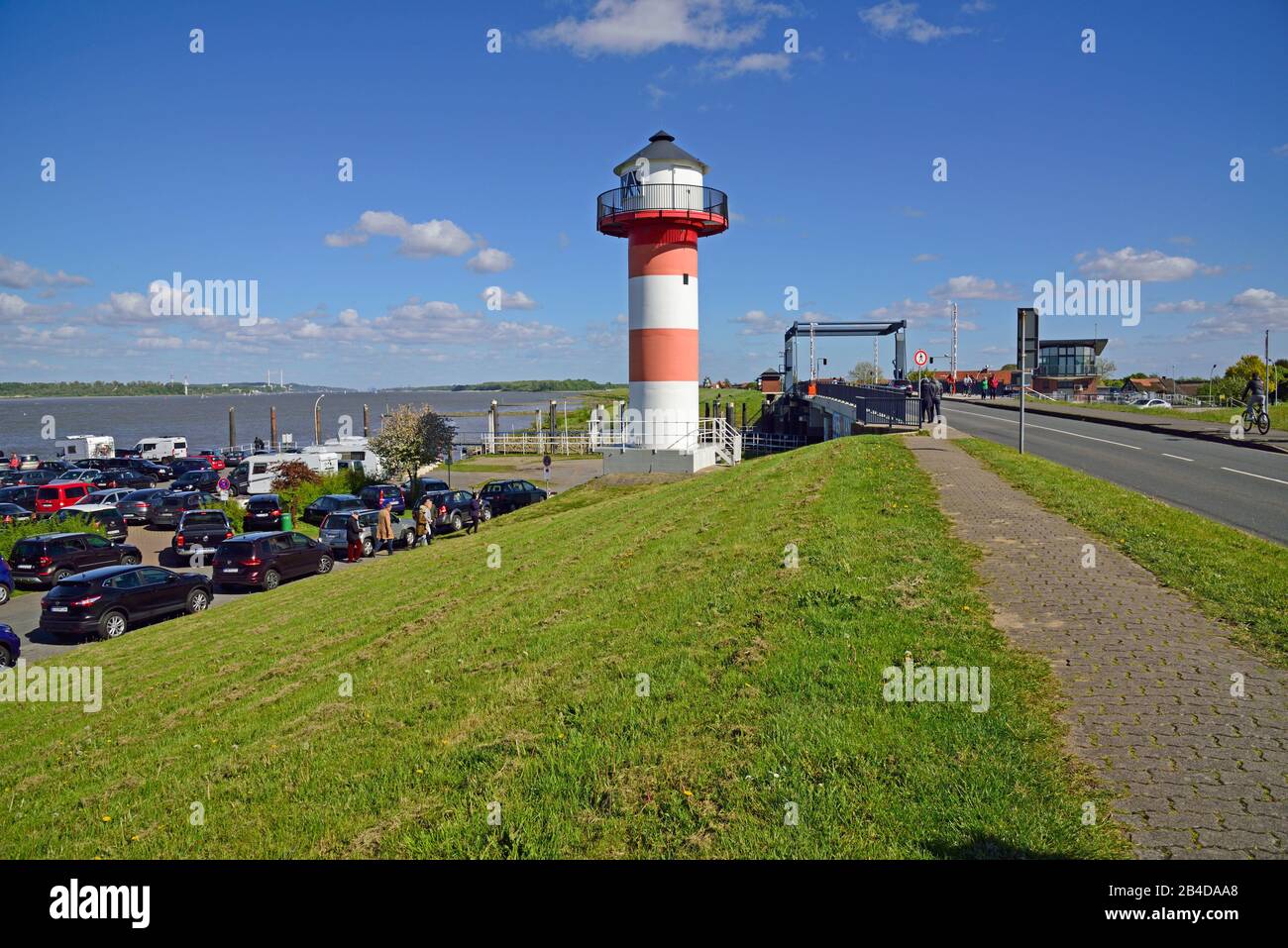 Europe, Allemagne, Basse-Saxe, région métropolitaine de Hambourg, Lühe an der Elbe, phare, parking, point de vue devant la digue, observation des skis, Banque D'Images