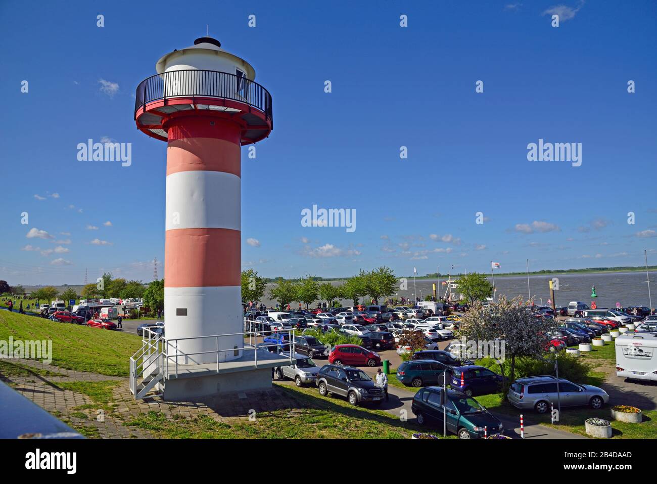Europe, Allemagne, Basse-Saxe, région métropolitaine de Hambourg, Lühe an der Elbe, phare, parking, point de vue devant la digue, observation des skis, Banque D'Images