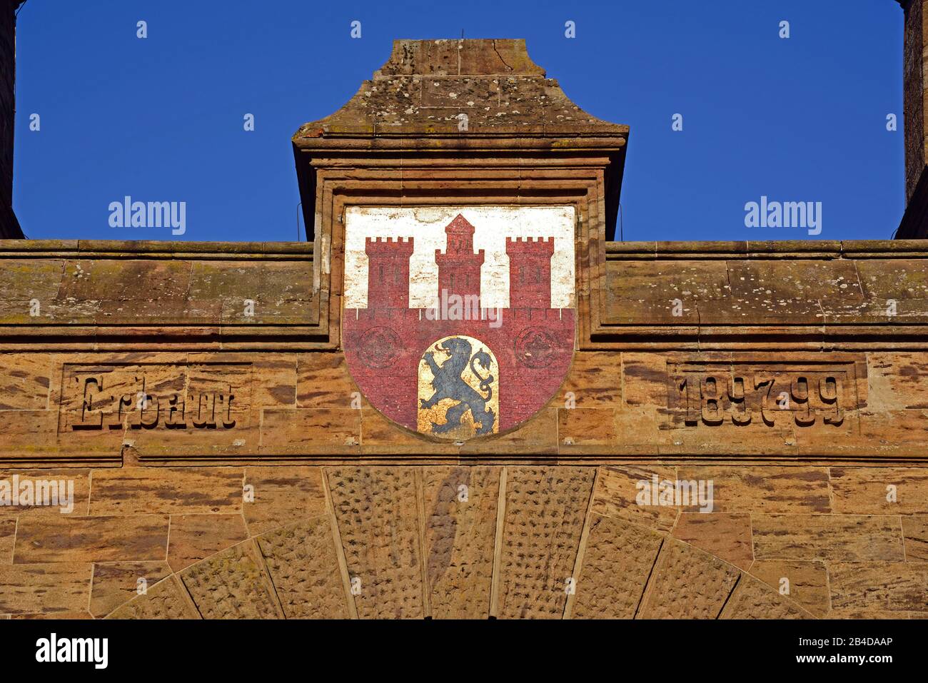 Europe, Allemagne, Hambourg, Alte Harburger Elbbrücke, portail sud, construit de 1897 à 1899, façade détaillée avec armoiries de Hambourg, Banque D'Images