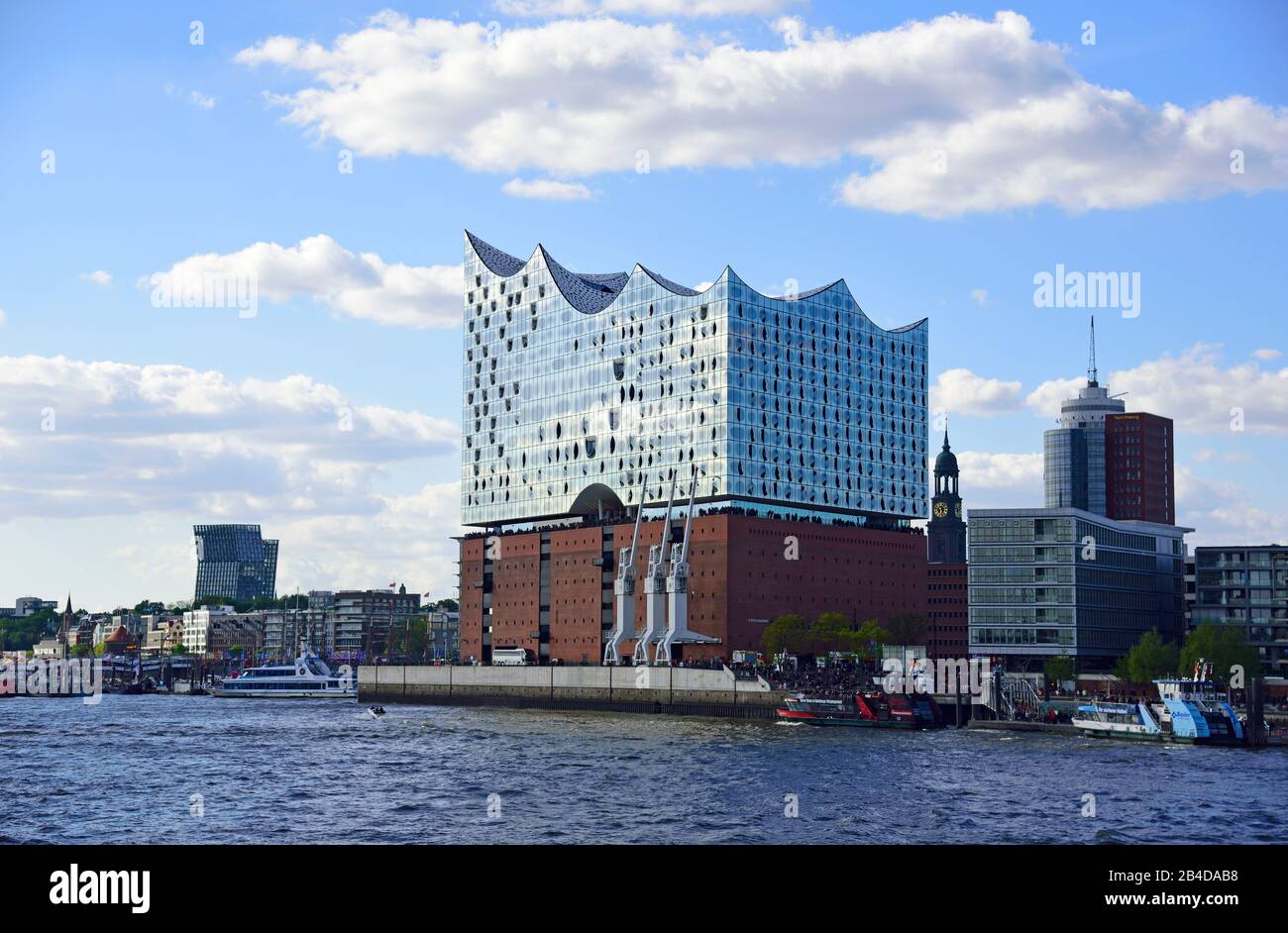 Europe, Allemagne, Ville hanséatique de Hambourg, Elbe, salle Philharmonique d'Elbe, façade de verre, Tour du Michel, Banque D'Images