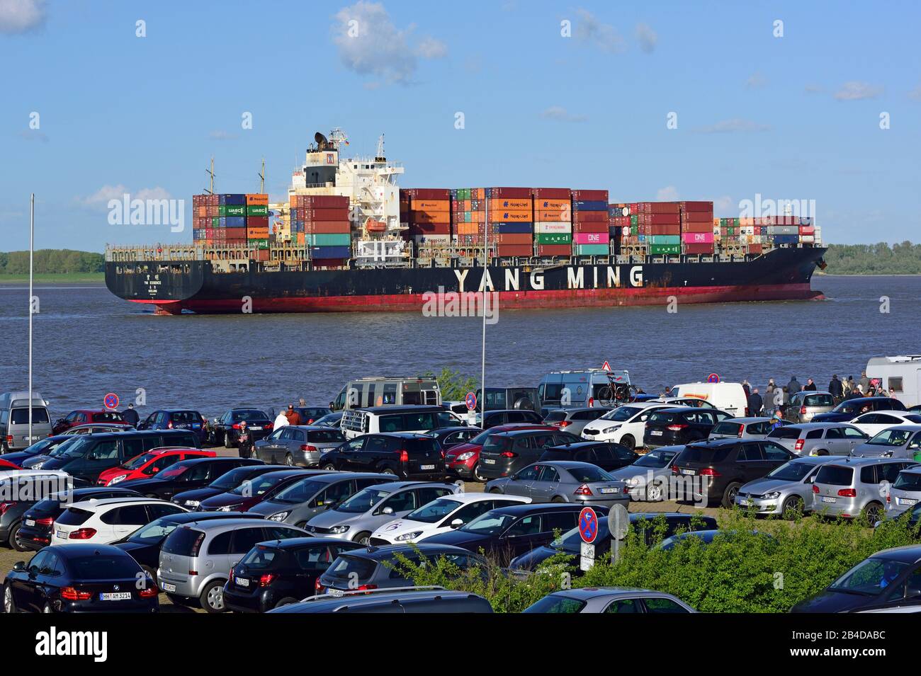 Europe, Allemagne, Basse-Saxe, région métropolitaine de Hambourg, Lühe an der Elbe, conteneur Yang Ming Line, Essence, parking, point de vue devant la digue, observation des skis, Banque D'Images