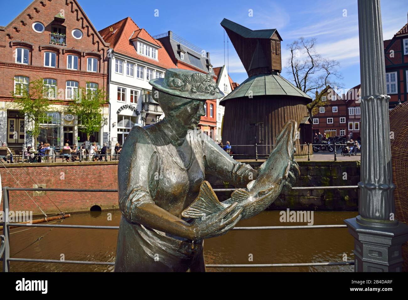 Europe, Allemagne, Basse-Saxe, Stade, Hambourg zone métropolitaine, Hanseatic City, Hansehafen, vue sur le marché du poisson, grue en bois, poissonnier en plastique bronze, Banque D'Images