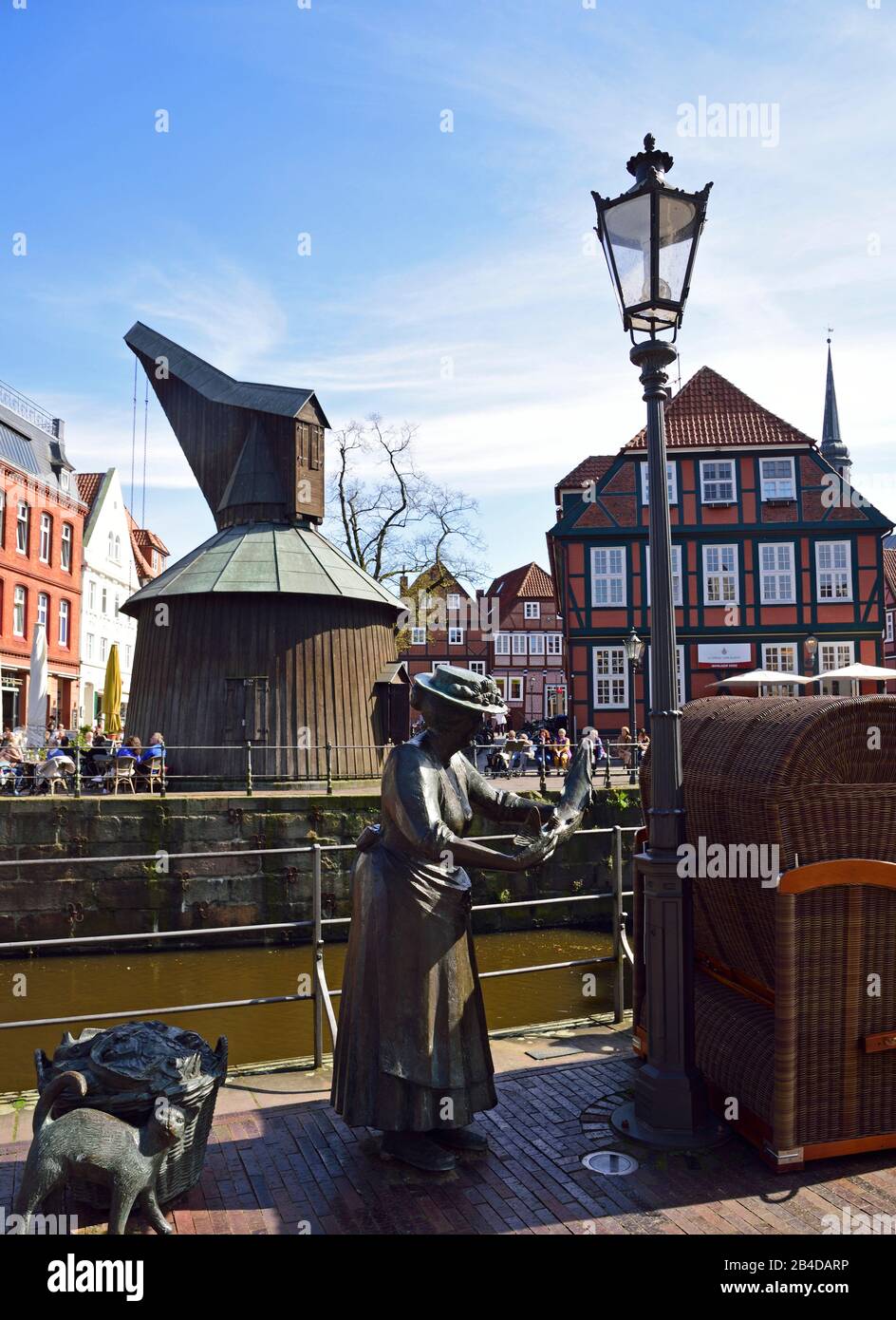 Europe, Allemagne, Basse-Saxe, Stade, Hambourg zone métropolitaine, Hanseatic City, Hansehafen, vue sur le marché du poisson, grue en bois, poissonnier en plastique bronze, Banque D'Images