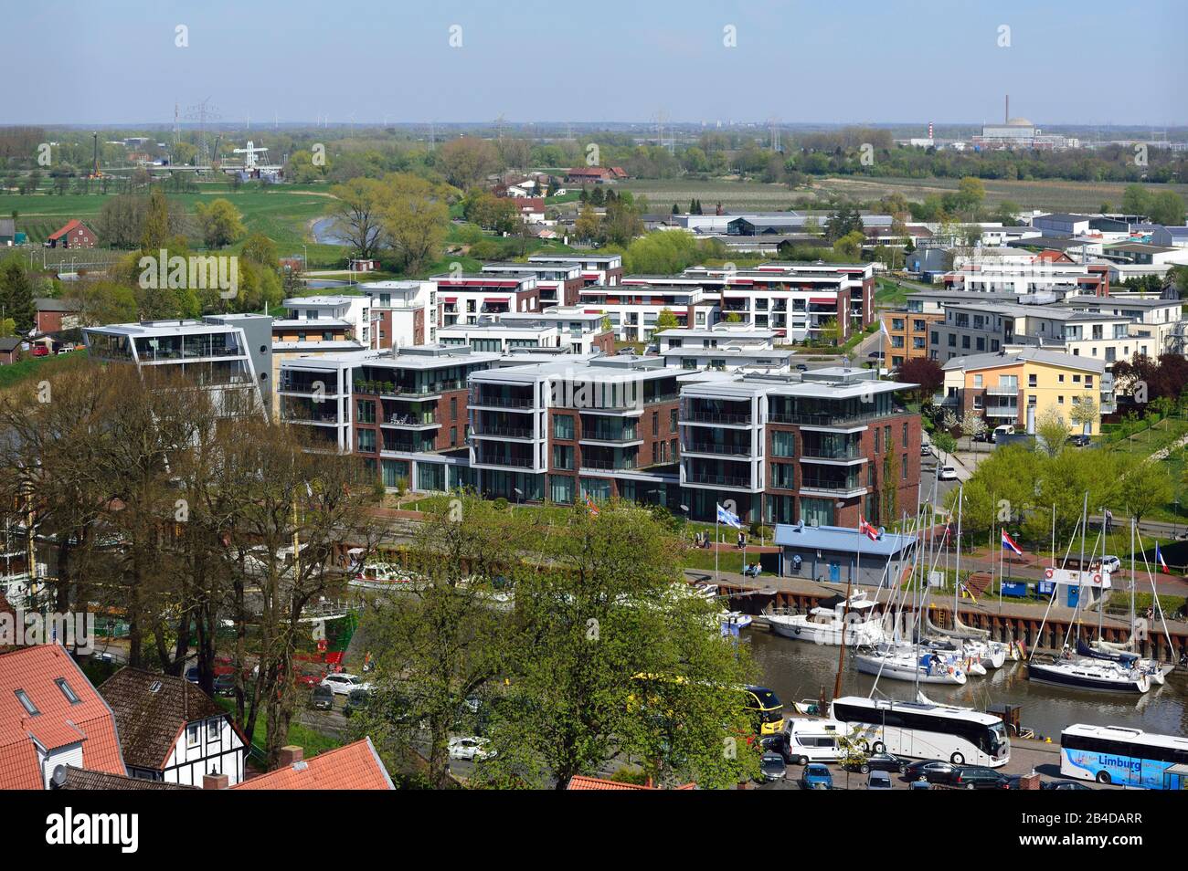 L'Europe, l'Allemagne, la Basse-Saxe, Stade, la région métropolitaine de Hambourg, la ville hanséatique, Alststadt, vue depuis le port de la ville et les bâtiments résidentiels modernes sur l'eau, Banque D'Images