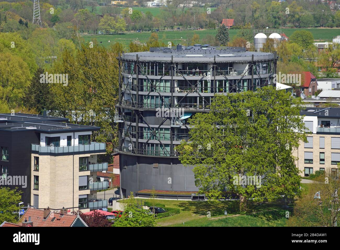 Europe, Allemagne, Basse-Saxe, Stade, Hambourg zone métropolitaine, Hanseatic City, Alststadt, vue d'en haut du port de la ville et ancien gastomètre, aujourd'hui appartements modernes, Banque D'Images