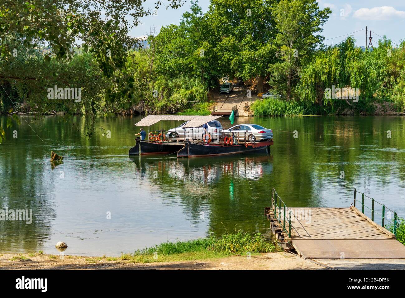 Le ferry traversant la rivière Ebre à Miravet, Catalogne, Espagne Banque D'Images