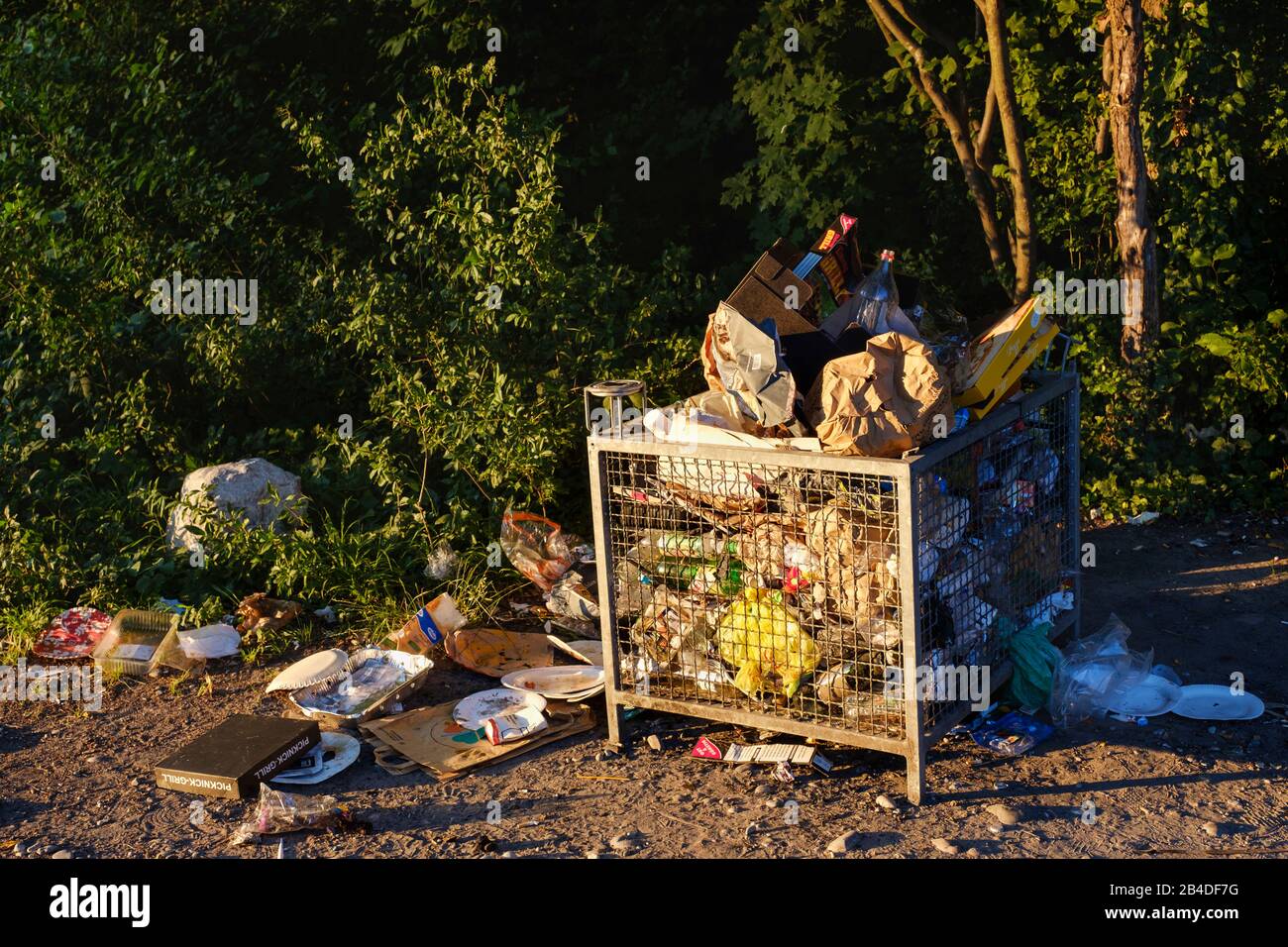 Poubelle complète, Flaucher, Thalkirchen, Munich, Haute-Bavière, Bavière, Allemagne Banque D'Images