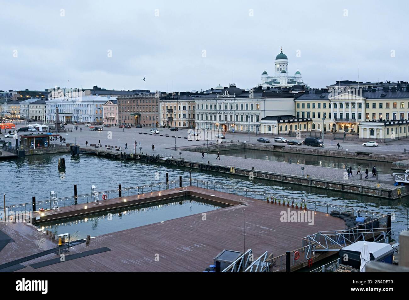 Schwimmendes Freibad à Helsinki, der Allas Sea Pool im Südhafen der Stadt, Dom von Helsinki im Hintergrund Banque D'Images