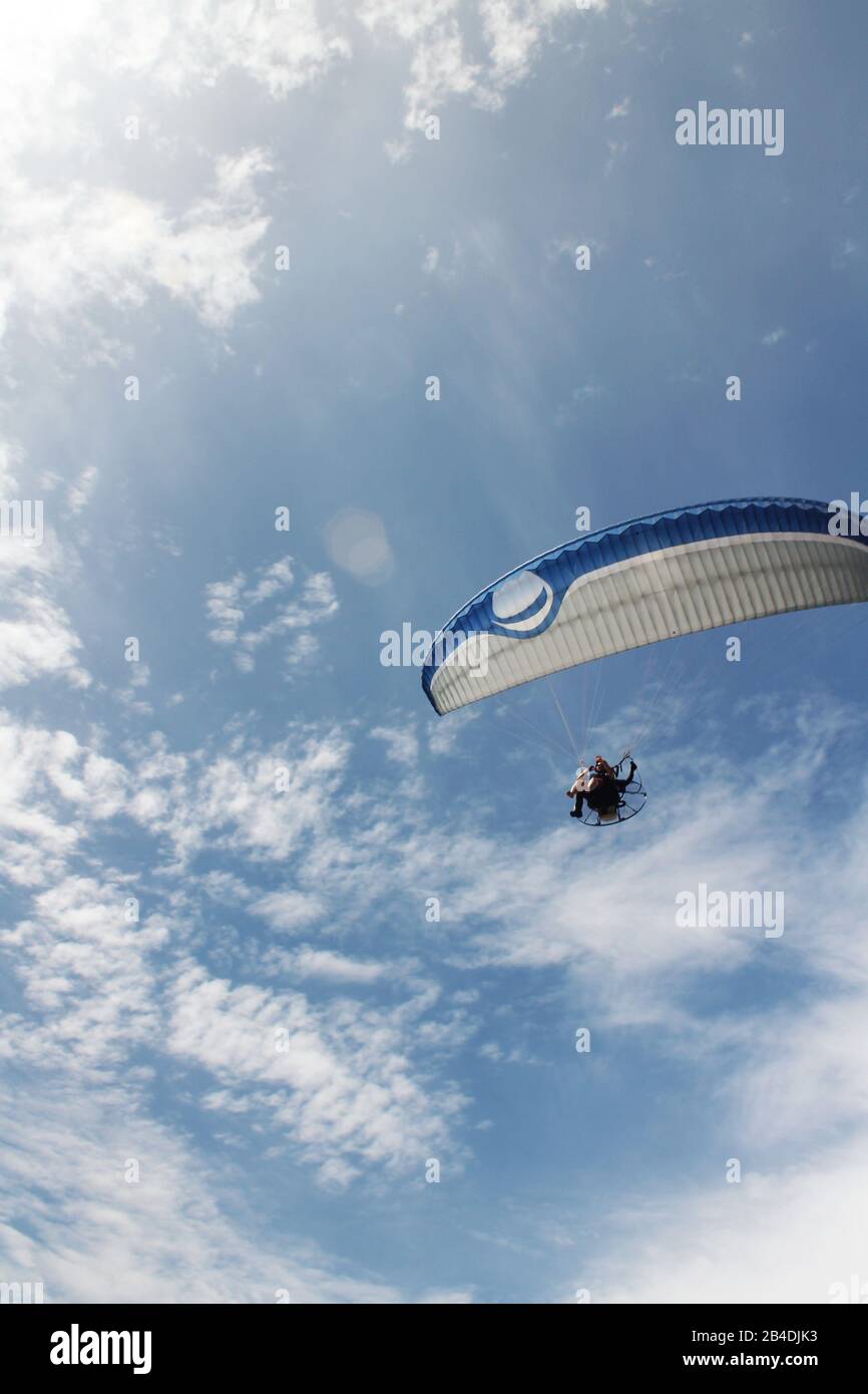 Parachute dans le ciel. Banque D'Images