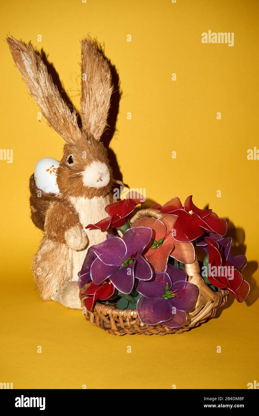 Le lapin de Pâques aussi appelé lapin de Pâques est une figure folklorique et symbole de Pâques, représentée comme un lapin qui porte des œufs de Pâques Banque D'Images