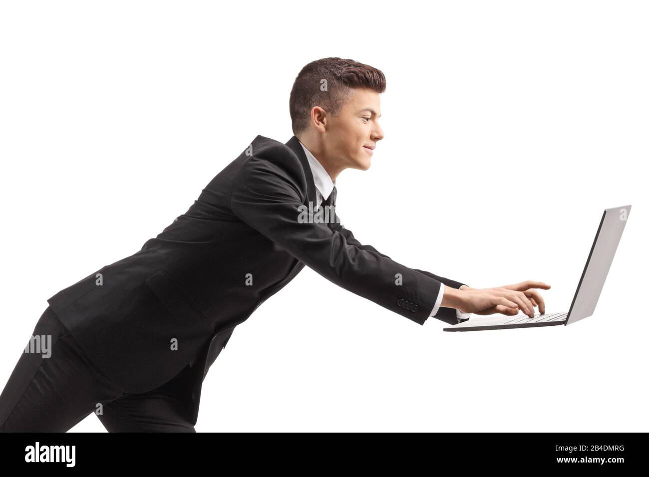 Guy dans un costume de course à pied et à l'aide d'un ordinateur portable isolé sur fond blanc Banque D'Images