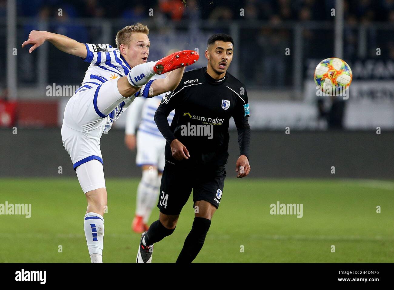 FIRO: 06.03.2020 Football, 3ème ligue, saison 2019/2020 MSV Duisburg - 1. FC Magdeburg Max Jansen (# 21, MSV Duisburg) en duels avec Tarek Chahed (# 24, 1. FC Magdeburg) | utilisation dans le monde entier Banque D'Images