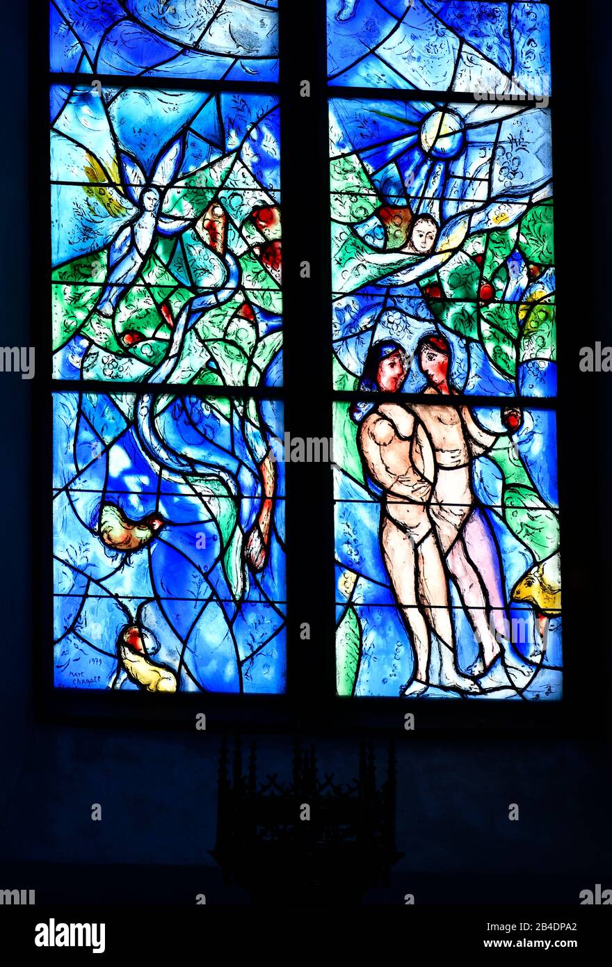 Fenêtre Chagall avec motif de la tentation d'Adam et Eve dans le paradis, église paroissiale Sankt Stephan, Mayence, Rheinland-Pfalz, Allemagne Banque D'Images