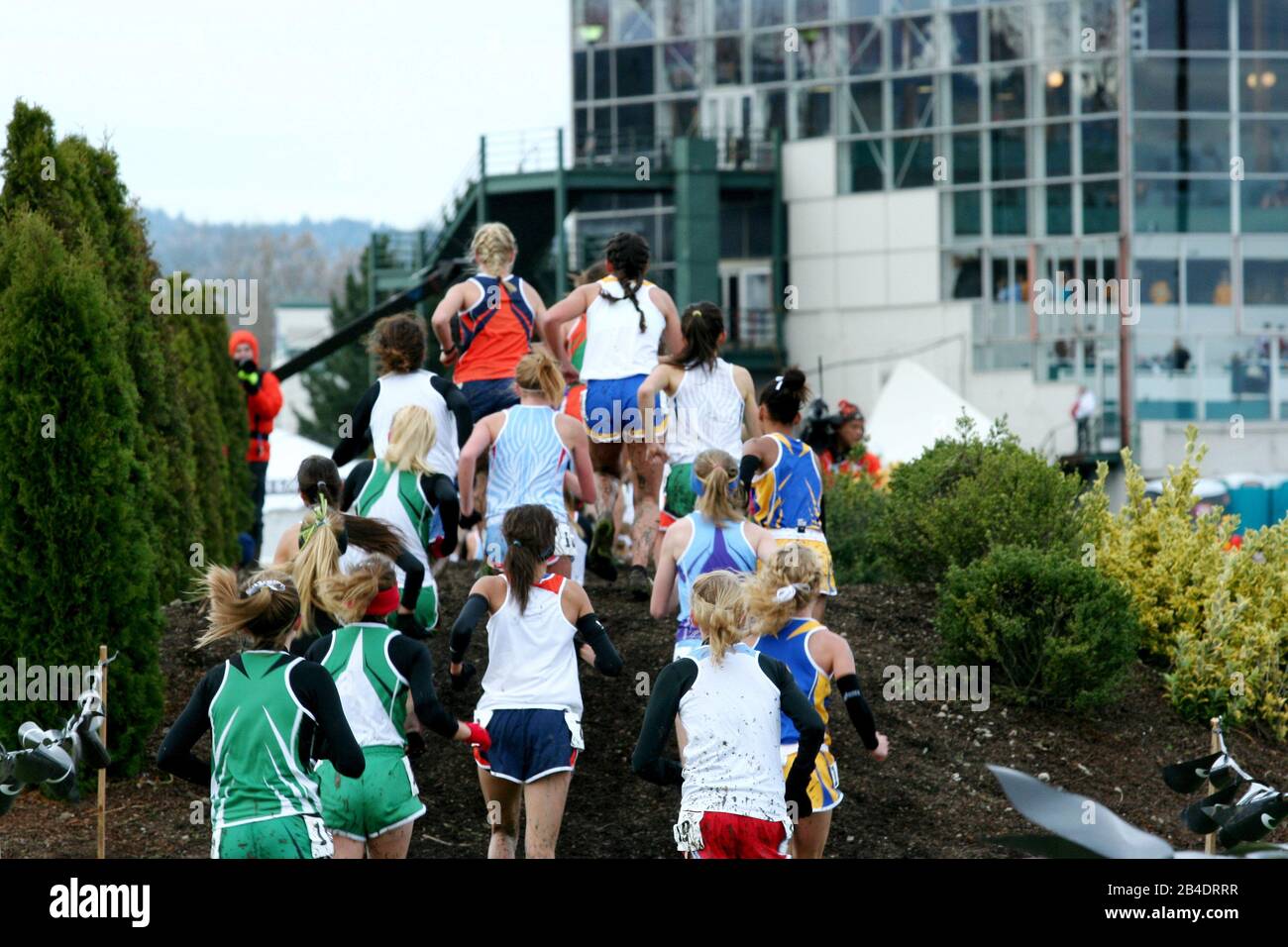 Les filles du lycée courses dans une course de cross-country en Oregon Banque D'Images