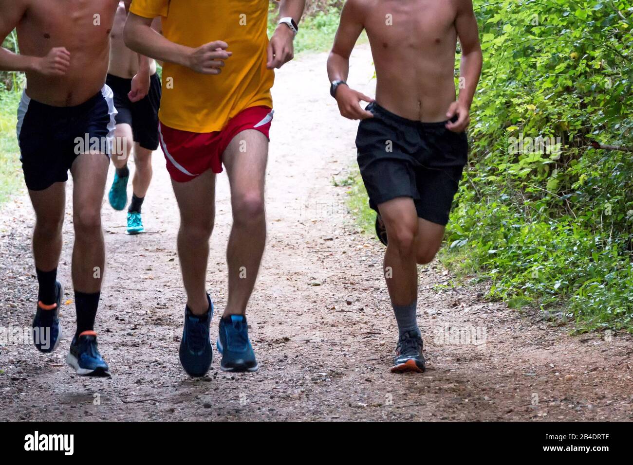 Les garçons du lycée qui sortent du trou de souris sur le célèbre parcours de 5 km au parc national de Sunken Meadow New York dans une nuit chaude en août. Banque D'Images