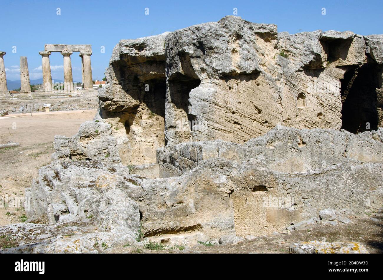 Grèce. Péloponnèse. Corinthe. Site archéologique de Corinthe. La Fontaine De Glauke. Il a été coupé de la crête de calcaire sur laquelle se tient le Temple d'Apollon. Banque D'Images Grèce. Péloponnèse. Corinthe. Site archéologique de Corinthe. La Fontaine De Glauke. Il a été coupé de la crête de calcaire sur laquelle se tient le Temple d'Apollon. Banque D'Images