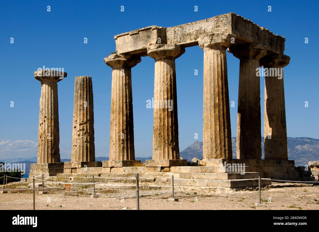Grèce. Ancienne Corinthe. Temple Doric d'Apollon, c. 560 AV. J.-C. Ruines. Banque D'Images