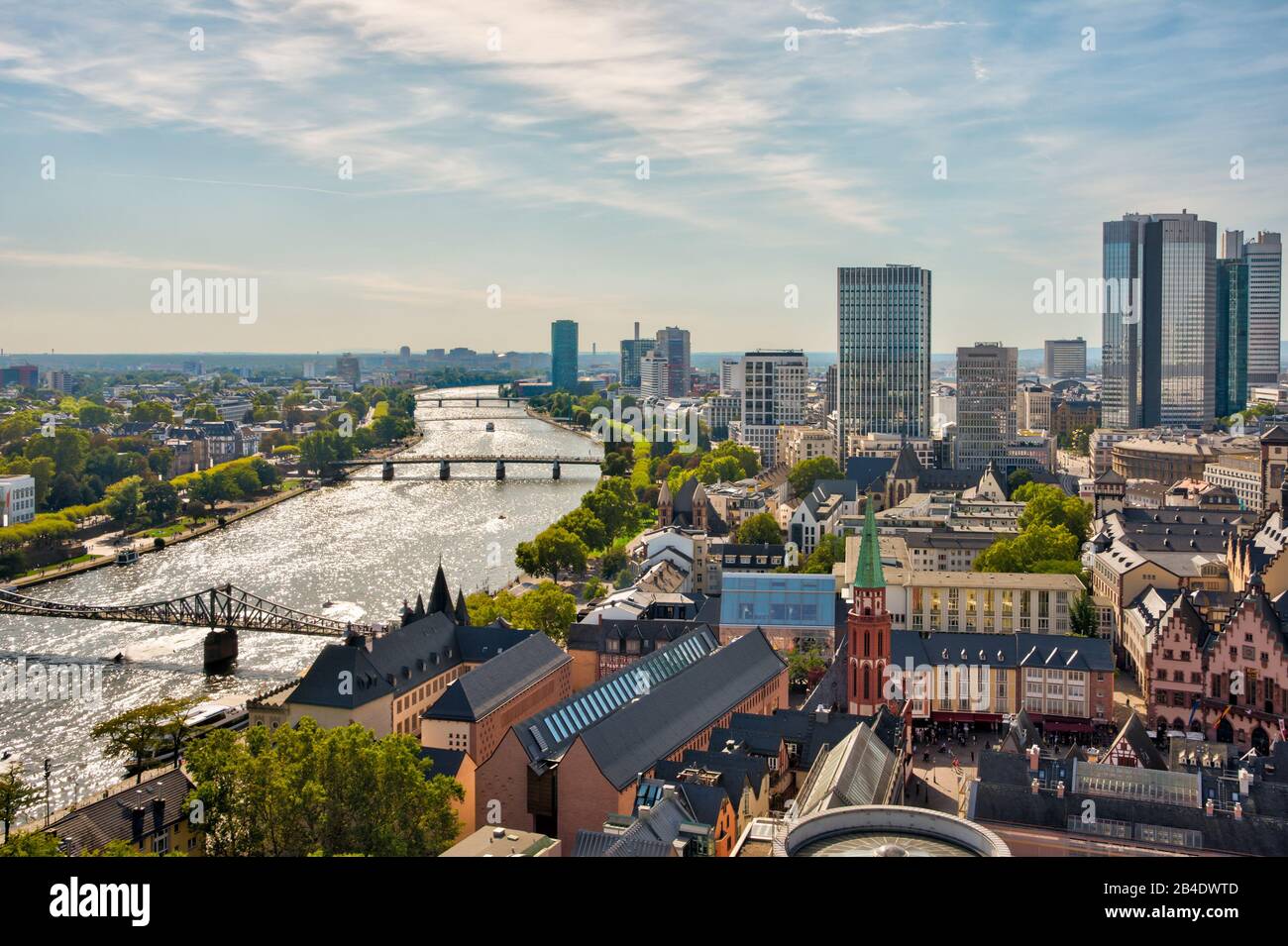 Paysage urbain avec le Main River à Francfort (Allemagne) Banque D'Images