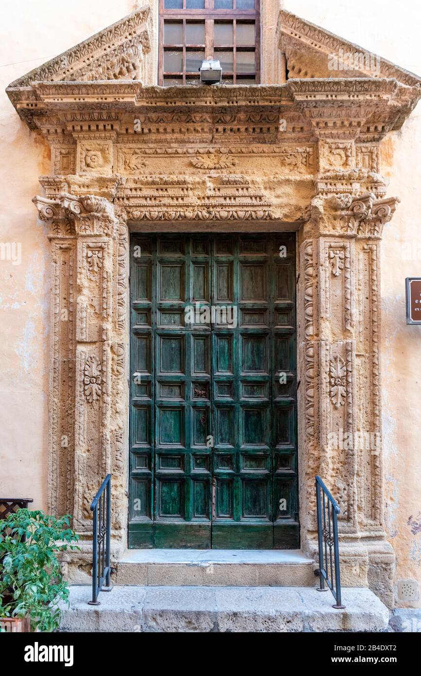 Gallipoli, Province De Lecce, Salento, Pouilles, Italie, Europe. Porte dans les rues de Gallipoli Banque D'Images